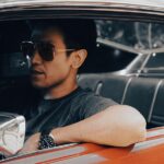 Jirayu Thantrakul Instagram – ถ้าชีวิตในอดีตคือการทดลอง
และชีวิตในปัจจุบันคือผลลัพธ์
เรากำลังได้รับผลลัพธ์อะไรบ้างในชีวิต?
สุขภาพร่างกายเราเป็นอย่างไร?
หน้าที่การงานเราเป็นอย่างไร?
สถานะการเงินเราเป็นอย่างไร?
ความสัมพันธ์ต่อตัวเองและต่อคนอื่นเราเป็นอย่างไร?
ชีวิตในมุมต่างๆของเราเป็นอย่างไร?
และสุขภาพจิตเราเป็นอย่างไร?
เราทุกคนได้ทดลองการใช้ชีวิตกันมาแล้วในอดีต
แน่นอนว่าทุกการทดลองนั้นย่อมมีผลลัพธ์ที่ตามมา
หากไม่ชอบผลลัพธ์ ควรทบทวนอดีต
มองหาจุดที่ต้องเสริม จุดที่ต้องแก้ในปัจจุบัน
อย่าทำทุกอย่างเหมือนเดิมทั้งๆที่ไม่ชอบผลลัพธ์
เพราะมันเป็นความวิกลจริตที่จะคาดหวังผลลัพธ์ใหม่ๆจากการทำอะไรแบบเดิมๆ
หากปัจจุบันเราลงมือทำในสิ่งที่ต่างและต่างในทางที่ดีกว่าเดิม แน่นอนว่าเราย่อมคาดเดาอนาคตได้
อย่าทนอยู่กับผลลัพธ์ที่ไม่น่าพอใจ
ทบทวนมัน วิเคราะห์มัน หาทางแก้ไขมัน
จะว่าไปการทบทวน การวิเคราะห์และการแก้ไข ทั้งหมดนี้สัตว์อื่นๆไม่อาจทำได้
มีแต่มนุษย์เท่านั้นที่ทำได้
สัตว์อื่นๆ เช่น วัว นก หมา
พวกมันดำรงอยู่แค่เพื่อ กิน ขี้ ปี้ นอน และตายไป
พวกมันไม่สร้างสรรค์เพราะวิเคราะห์ชีวิตไม่ได้
มีแต่มนุษย์เท่านั้นได้รับพรสวรรค์ในการวิเคราะห์นี้
ทบทวนตน ปรับปรุงตน แก้ไขตน
สร้างเหตุใหม่ๆในปัจจุบันขณะ
เพื่อผลลัพธ์ที่ดีกว่าเดิม
“อนาคตไม่ใช่สิ่งที่เดายากแค่ดูการกระทำของวันนี้” #ปัจจุบันสำคัญที่สุด