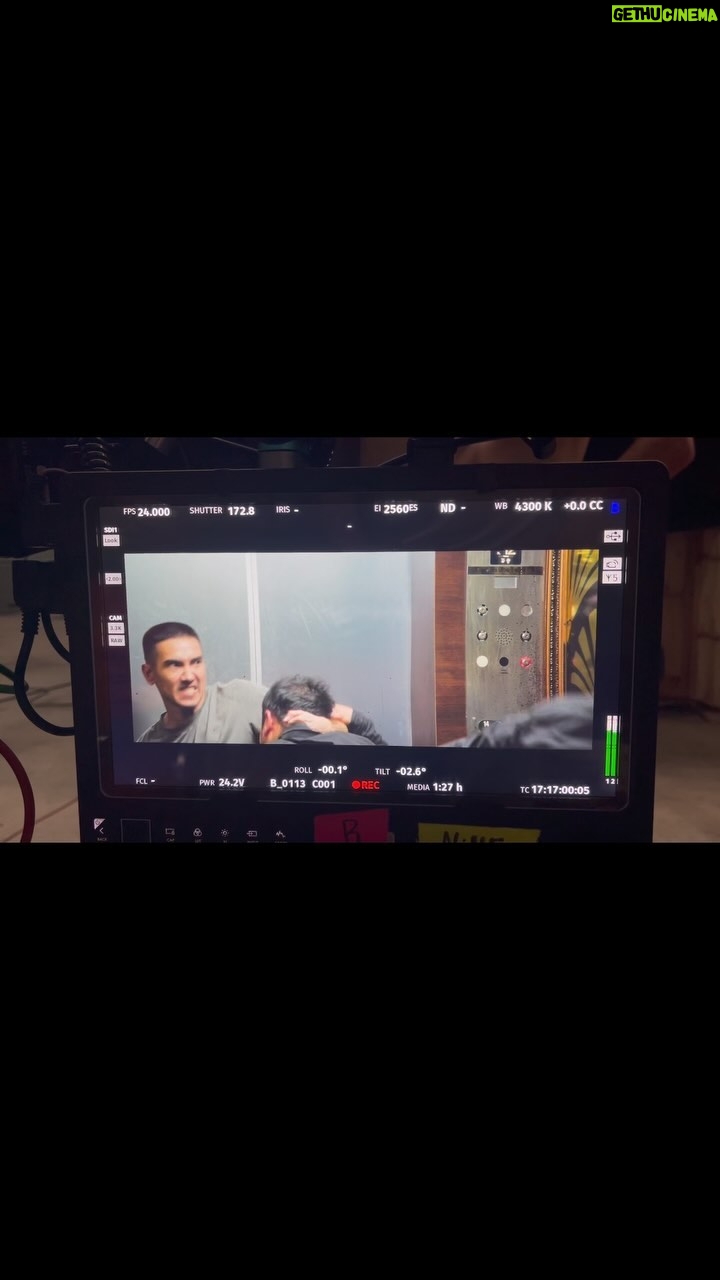 Jirayu Thantrakul Instagram - เบื้องหลัง ปิดเมืองล่า ที่ฉายอยู่ ณ ตอนนี้ ซีนนี้ถ่ายไป12เทค ก่อนถ่ายซีนนี้มีเวลาซ้อมคิวบู๊สองสัปดาห์ โดยให้เวลาในการซ้อมวันละสอง2-3ชม วิธีการซ้อมคือ ทำทุกท่วงท่าอย่างช้าๆตั้งแต่ต้นจนจบ ให้ครบ10รอบ หลังจากนั้นเพิ่มความไวขึ้นแล้วทำอีก10รอบ และเวทเทรนนิ่งทั่วไป ซึ่งทำการยืดกล้ามเนื้อและกินโปรตีนหลังซ้อมทุกครั้ง หัวใจของการทำงานคือ การสร้างระบบในการฝึกซ้อมให้มีประสิทธิภาพแม้ใช้เวลาน้อย #ปิดเมืองล่า
