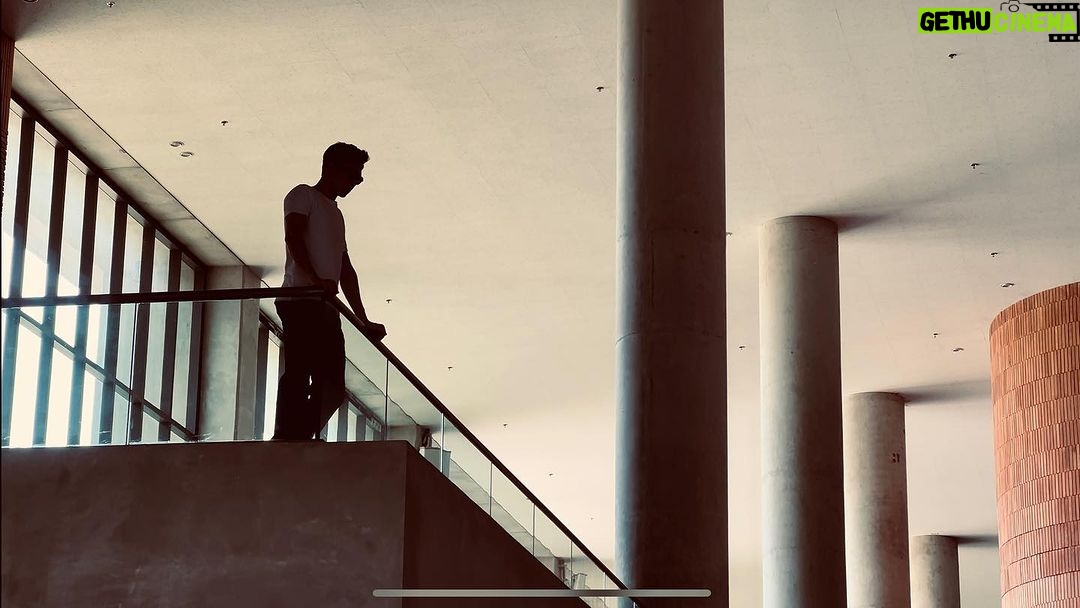 Jirayu Thantrakul Instagram - อุปสรรคของความก้าวหน้าและสิ่งกักขังมนุษย์ไว้กับความโง่เขลา คือ “การดูหมิ่นสิ่งที่ตนยังมิได้ตรวจสอบให้แน่ใจเสียก่อน” การด่วนสรุปเป็นสิ่งที่ทำได้ง่ายไม่จำเป็นต้องใช้สมอง ส่วนการวิเคราะห์นั้นเป็นเรื่องที่ต้องใช้ปัญญา เวลาและการใส่ใจ