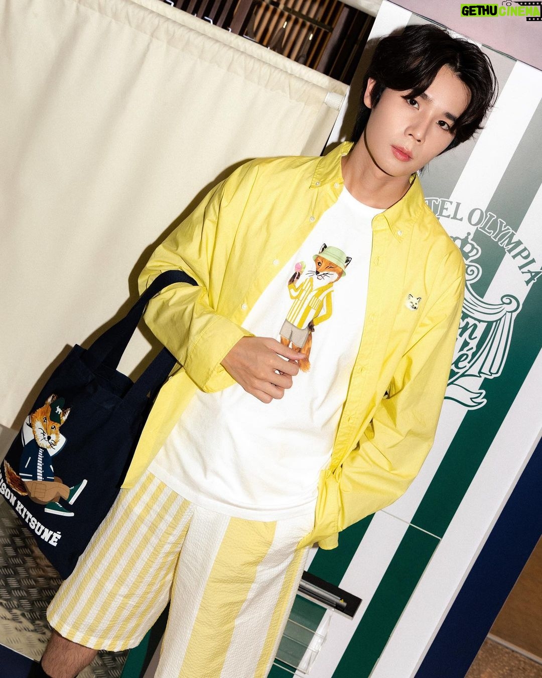 Jitaraphol Potiwihok Instagram - 🦊เมซง คิทสึเนะ เปิดตัวป๊อปอัพสโตร์แห่งใหม่ ที่ศูนย์การค้าเซ็นทรัลเวิลด์ เอาใจสาวกแบรนด์ ด้วยพื้นที่ร้านที่ถูกออกแบบอย่างพิถีพิถัน ตกแต่งด้วยผนังไม้พร้อมโลโก้ Fox อันเป็นเอกลักษณ์ของแบรนด์ พร้อมวางขายคอลเล็กชั่นใหม่สุดพิเศษ “Sweet Souvenirs” ที่ถูกรังสรรค์ขึ้นโดย Maison Kitsuné และ Hotel Olympia ร่วมสัมผัสประสบการณ์ที่ร้าน Maison Kitsuné ป๊อปอัพสโตร์แห่งใหม่ ที่ศูนย์การค้าเซ็นทรัลเวิลด์ โซน Atrium ชั้น 1 ได้แล้ววันนี้ โทร. 02-000-3482 #maisonkitsunebangkok