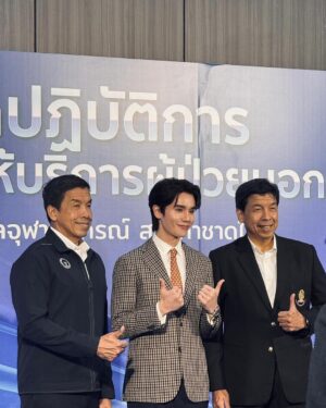Jitaraphol Potiwihok Instagram - ยินดีและเป็นเกียรติที่ได้มาร่วมงานกับทาง รพ.จุฬา ในฐานะนักแสดงและนายแพทย์ครับ Thank you for having me 🤜🏻🤛🏻