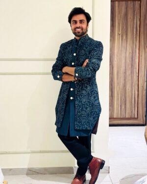 Jitendra Kumar Instagram - Ready for all the chaats !! 
#dulhankabhai

Styled by @krishi1606
Wearing @mastersdesignerstudiosurat