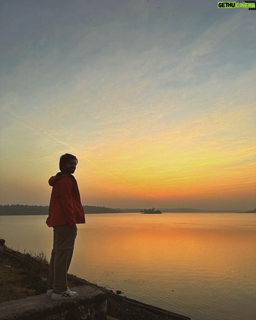 Jitendra Kumar Instagram - Breather .. 🧍‍♂️ #waterbody #sunsets