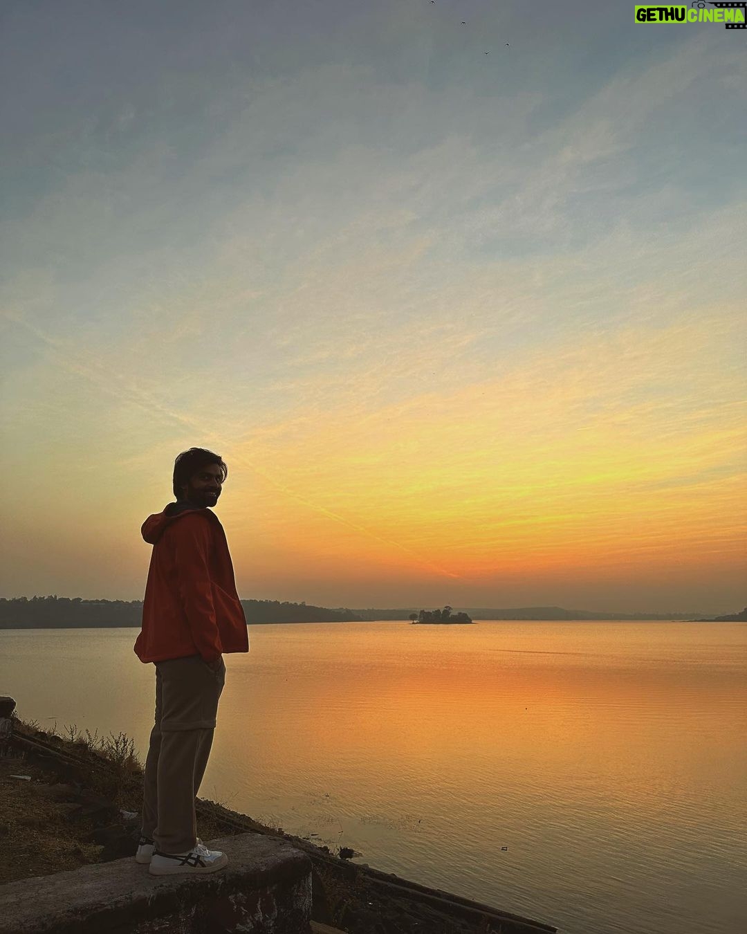 Jitendra Kumar Instagram - Breather .. 🧍♂️ #waterbody #sunsets