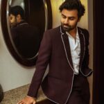Jitendra Kumar Instagram - 🍷🌹🥤 #suitup #winelover Styled by @krishi1606 HMU by @shenoyafernandes Photography by @niravthakkarphotography Outfit by @basicsandoffbeat