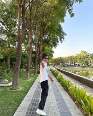 Jitendra Kumar Instagram - 🌿🌱🍀
#vibe #green
