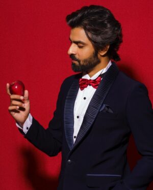 Jitendra Kumar Instagram - @filmfare night 🌸🌸

Hair and Makeup by @shenoyafernandes 
Styled by @krishi1606
Imagery @niravthakkarphotography
Wearing @mastersdesignerstudiosurat
Footwear @fhos_india