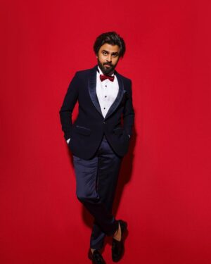 Jitendra Kumar Instagram - @filmfare night 🌸🌸

Hair and Makeup by @shenoyafernandes 
Styled by @krishi1606
Imagery @niravthakkarphotography
Wearing @mastersdesignerstudiosurat
Footwear @fhos_india