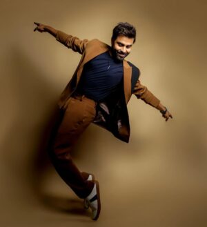 Jitendra Kumar Instagram - Vibing 🕺🏻 ..!! 
#DryDayOnPrime ..watch it now ..!! 

Styled by @krishi1606
Hair & Makeup @shenoyafernandes
Photography @niravthakkarphotography 
Custom Suit by @basicsandoffbeat
Time piece @titanwatchesindia 
Accessories @rimayu07
Footwear @zufr_india