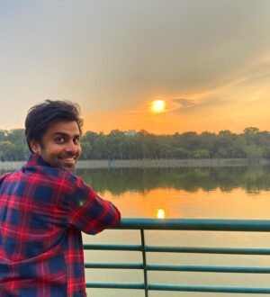 Jitendra Kumar Instagram - Looking back for sunshine!! 
#moments #soaking
