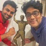 Jitendra Kumar Instagram – After Party Scenes with Dhabolkar Trophy… ❤️😃
With @eightypackabs 

#netflix #Jaadugar