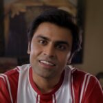 Jitendra Kumar Instagram - What if the asli jaadu is in Meenu's pickup lines? 😮 JAADUGAR IS NOW STREAMING 🥳 #JaadugarOnNetflix @eightypackabs @chhotathalaiva @jitendrak1 @_arushisharma @jaavedjaaferi @rukshardhilon12 @golaniamit @khannasaurus @vikeshbhutani @shubhshivdasani @poshampa_pictures @chalkboardentertainment @shujaatsaudagar @actormanojjoshi
