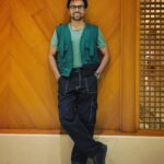 Jitendra Kumar Instagram - Prem ka game ♥️🎩⚽️.. Styled by @smitikaur_ Jacket- @eachoofficial Pants- @Fugazeeinc Shoes- @monkstoryofficial Watch- @fossil.in Chain- @dripproject.co Glass- jay_kalal Assisted by @muskan_mahajan_ #Jaadugar #netflix #15july #2daystogo JW Marriott Mumbai Juhu