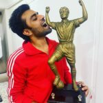 Jitendra Kumar Instagram – After Party Scenes with Dhabolkar Trophy… ❤️😃
With @eightypackabs 

#netflix #Jaadugar