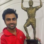 Jitendra Kumar Instagram – After Party Scenes with Dhabolkar Trophy… ❤️😃
With @eightypackabs 

#netflix #Jaadugar
