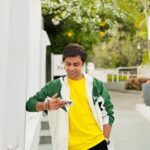 Jitendra Kumar Instagram - Someplace .. Somewhere .. 🌼☘️🌾 #yellow #lost