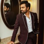 Jitendra Kumar Instagram - 🍷🌹🥤 #suitup #winelover Styled by @krishi1606 HMU by @shenoyafernandes Photography by @niravthakkarphotography Outfit by @basicsandoffbeat