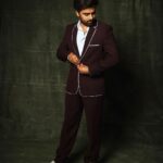 Jitendra Kumar Instagram - 🍷🌹🥤 #suitup #winelover Styled by @krishi1606 HMU by @shenoyafernandes Photography by @niravthakkarphotography Outfit by @basicsandoffbeat