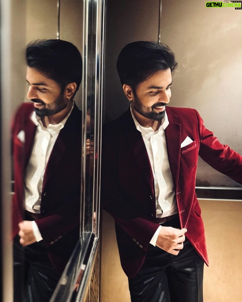 Jitendra Kumar Instagram - 🍷🍷 #suitup #velvet Styled by @krishi1606 HMU by @shenoyafernandes