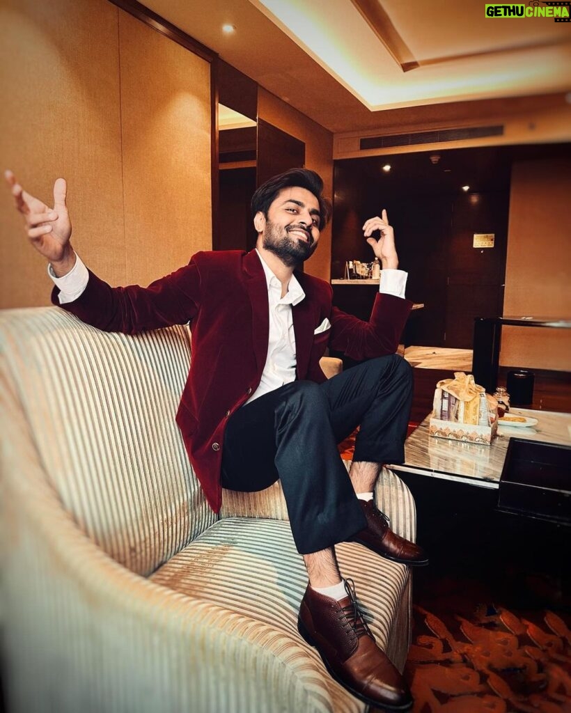 Jitendra Kumar Instagram - 🍷🍷 #suitup #velvet Styled by @krishi1606 HMU by @shenoyafernandes