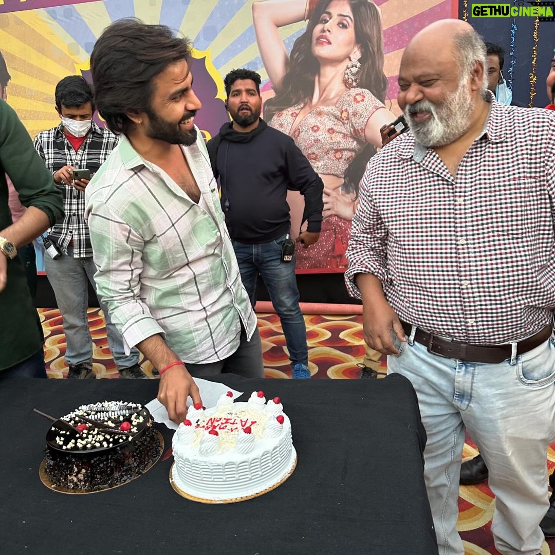 Jitendra Kumar Instagram - A Director who is delight for an Actor..!! @saurabhshuklafilms Always been a Huge Fan Sir … Thank you for Gannu .. and this wonderful Journey and lots of amazing Memories .. you have Spoiled me with the Comfort as An Actor I seek from a Director..!! Thank you🙌❤️🫂 #DryDayOnPrime #manymoretocome