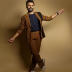 Jitendra Kumar Instagram - Vibing 🕺🏻 ..!! #DryDayOnPrime ..watch it now ..!! Styled by @krishi1606 Hair & Makeup @shenoyafernandes Photography @niravthakkarphotography Custom Suit by @basicsandoffbeat Time piece @titanwatchesindia Accessories @rimayu07 Footwear @zufr_india