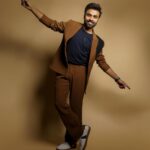 Jitendra Kumar Instagram - Vibing 🕺🏻 ..!! #DryDayOnPrime ..watch it now ..!! Styled by @krishi1606 Hair & Makeup @shenoyafernandes Photography @niravthakkarphotography Custom Suit by @basicsandoffbeat Time piece @titanwatchesindia Accessories @rimayu07 Footwear @zufr_india