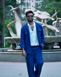 Jitendra Kumar Instagram - जाए जहॉ भी लेके जि़न्दगी .. we got to go that way..!!☘️ #DryDay #things HMU by @shenoyafernandes Styled by @krishi1606 Accessories by @adonis_sterling Photography @Aryanpathak23