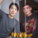 João Guilherme Ávila Instagram - frango com batata 🤤🎶 - 6 batatas asterix - 300g de peito de frango ou filé - 200g de queijo - 1 cebola - 1 caixinha de creme de leite - 1 requeijão - Sal, pimenta, alho em pó e páprica defumada a gosto - Salsinha a gosto molho de alho - 2 colheres manteiga - 3 dentes de alho - salsinha à gosto - parmesão à gosto #batata #frango #receita #asmr #reels