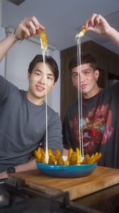 João Guilherme Ávila Instagram - frango com batata 🤤🎶 - 6 batatas asterix - 300g de peito de frango ou filé - 200g de queijo - 1 cebola - 1 caixinha de creme de leite - 1 requeijão - Sal, pimenta, alho em pó e páprica defumada a gosto - Salsinha a gosto molho de alho - 2 colheres manteiga - 3 dentes de alho - salsinha à gosto - parmesão à gosto #batata #frango #receita #asmr #reels
