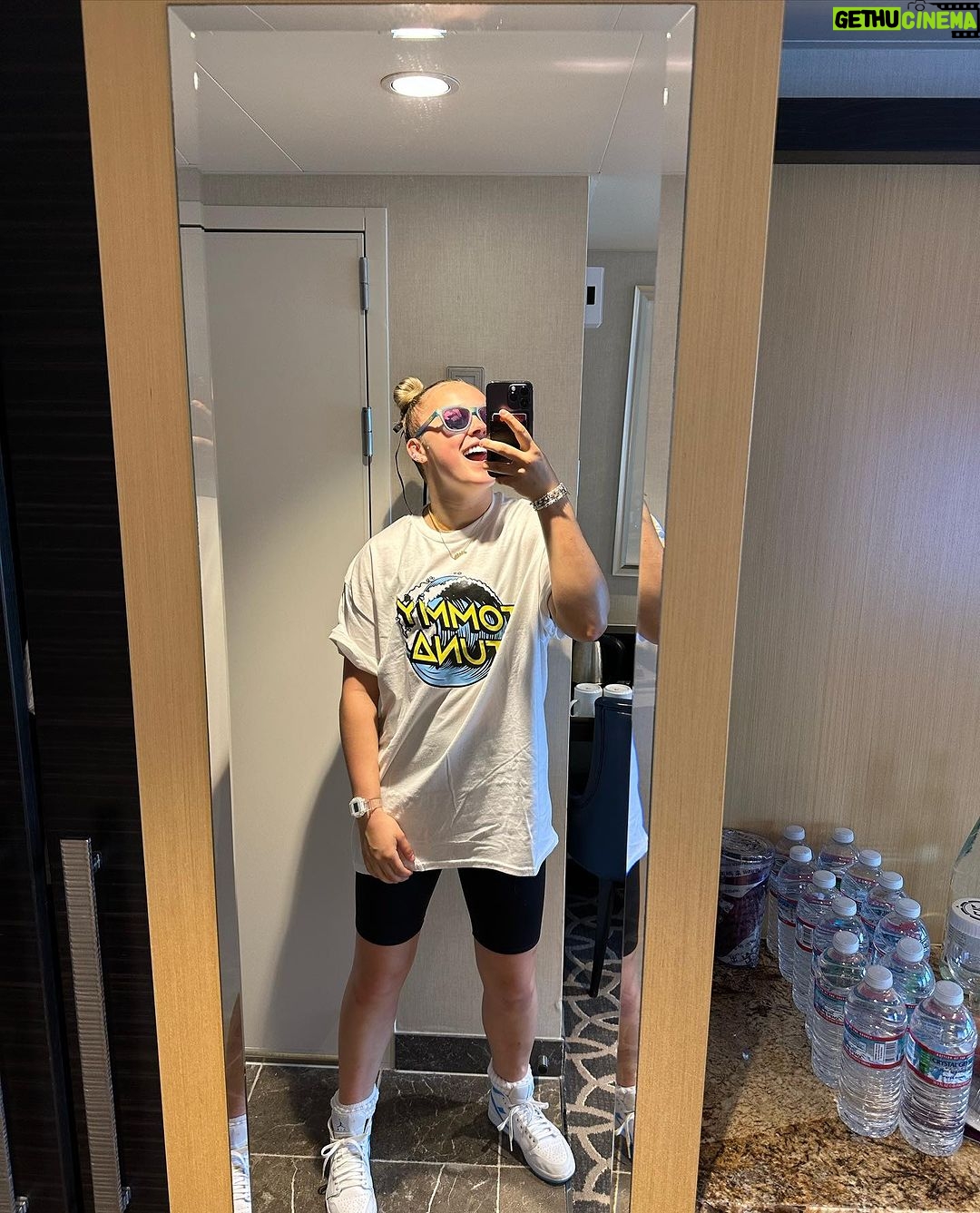 JoJo Siwa Instagram - July has been a good one so far:)🫶🏼