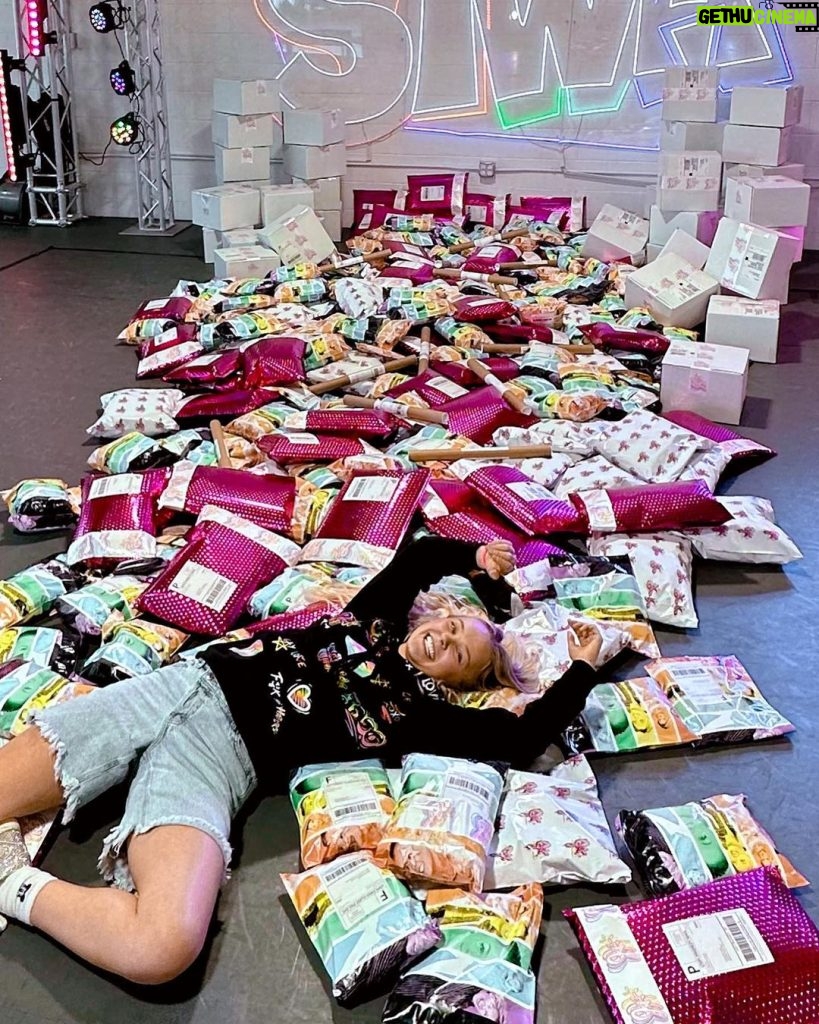 JoJo Siwa Instagram - DAY 1 OF JOJO SIWA PRIDE ORDERS PACKED AND SHIPPED!!!!!😭😭😭😭😭 this is actually insane. So proud of this merchandise, so proud of this new manufacturing business we created, so great for so many things right now.🙏🏼 especially grateful to YOU for ordering and loving the new JoJo Siwa Pride Merchandise. 🌈🤍