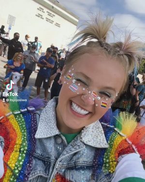 JoJo Siwa Instagram - BE WHAT YOU BE!!!🏳️‍🌈 best day @wehocity PRIDE PARADE ❤️🙏🏼 so honored to be WeHo’s “Next Gen Pride Icon” 🌈
