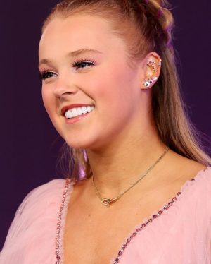 JoJo Siwa Instagram - I have NO words🥺😭🙏🏻 I am so thankful!! Tonight I won my first ever @peopleschoice award for Favorite Reality Competition Contestant for Dancing With The Stars🌟 This award means SO much to me. Thank you to all who voted and made this dream of mine come true! This night was magical and one that I Will remember forever!💗