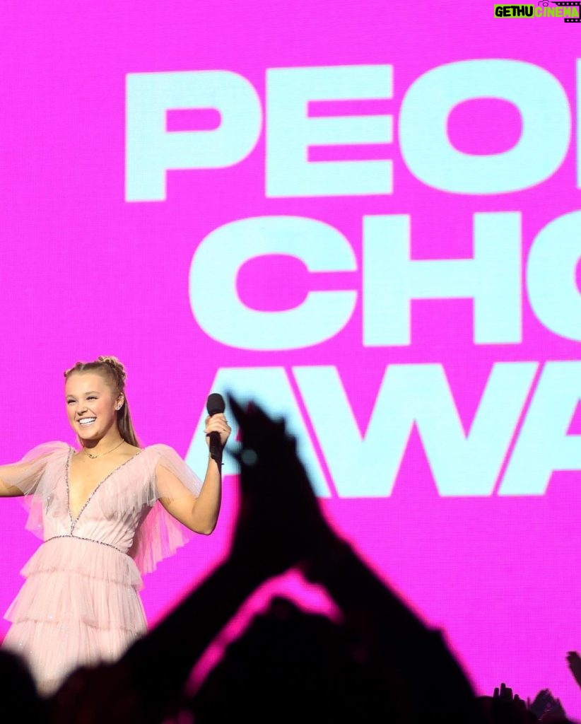 JoJo Siwa Instagram - I have NO words🥺😭🙏🏻 I am so thankful!! Tonight I won my first ever @peopleschoice award for Favorite Reality Competition Contestant for Dancing With The Stars🌟 This award means SO much to me. Thank you to all who voted and made this dream of mine come true! This night was magical and one that I Will remember forever!💗