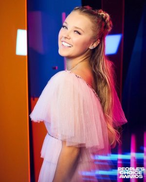 JoJo Siwa Instagram - I have NO words🥺😭🙏🏻 I am so thankful!! Tonight I won my first ever @peopleschoice award for Favorite Reality Competition Contestant for Dancing With The Stars🌟 This award means SO much to me. Thank you to all who voted and made this dream of mine come true! This night was magical and one that I Will remember forever!💗