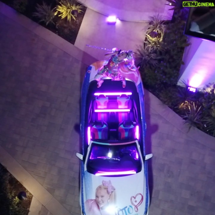 JoJo Siwa Instagram - TOMORROW!!🎉 LIVE PERFORMANCE AT 5:00PM/PST ON MY YOUTUBE CHANNEL WorldWide LIVE 2.0 The set list is Kid In a Candy Store, I Want Candy/Tootsie Roll, Only getting better!🌏🌟