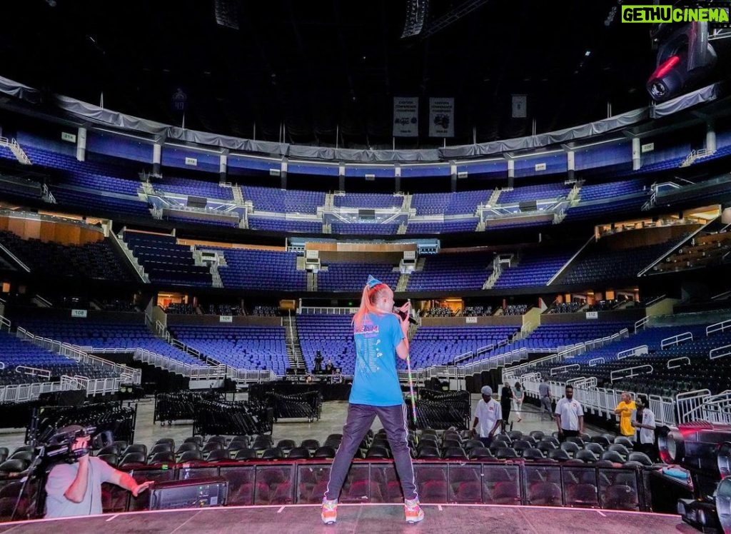 JoJo Siwa Instagram - Tomorrow, Sold out, 12,000 people!❤️🤩 it’s so unreal to me that this is really my life, i’m seriously so happy.