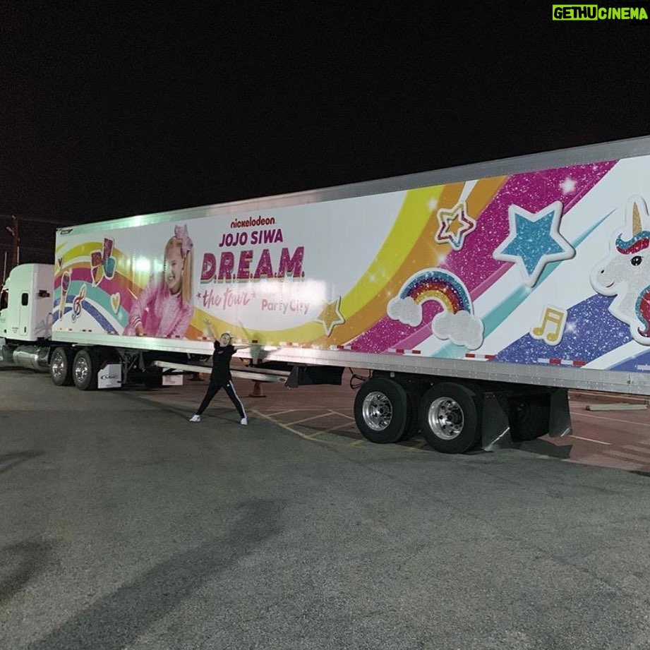 JoJo Siwa Instagram - TODAY WE LEAVE FOR TOUR!! If you see 5 semi trucks and 3 busses, you know that’s the D.R.E.A.M. Tour Nation!🎉 A Dream that I’ve had for my whole life is finally coming true, being a performer/entertainer and going on tour!❤️ I CAN’T WAIT ! Opening night is in 4 days!! If you haven’t gotten tickets yet go buy them TODAY! Link in my bio! 🌈JoJo