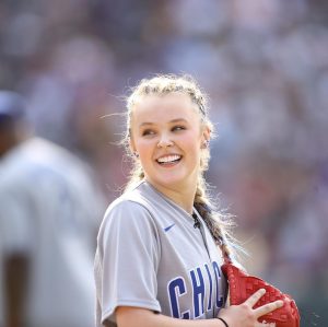JoJo Siwa Instagram - WATCH ME PLAY IN THE MLB CELEBRITY SOFTBALL GAME TONIGHT ON ESPN AT 7:00/PST!⚾️ You can see on my face how much fun I had playing in this game!:)