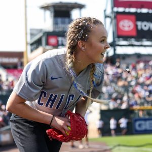 JoJo Siwa Instagram - WATCH ME PLAY IN THE MLB CELEBRITY SOFTBALL GAME TONIGHT ON ESPN AT 7:00/PST!⚾️ You can see on my face how much fun I had playing in this game!:)