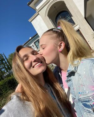 JoJo Siwa Instagram - One last time…. HAPPY PRIDE MONTH!!!🌈❤️ This has been the best first pride month ever!!! I’ve never been so happy in my life. Being happy, in love, and celebrated is the best thing is the world. Thank you to everyone for the unreal amount of support and love that you’ve shown me since I shared this side of my life with the world❤️ It’s almost been 6 months now and I can 1,000,000% say I’ve never had a better 6 months before❤️