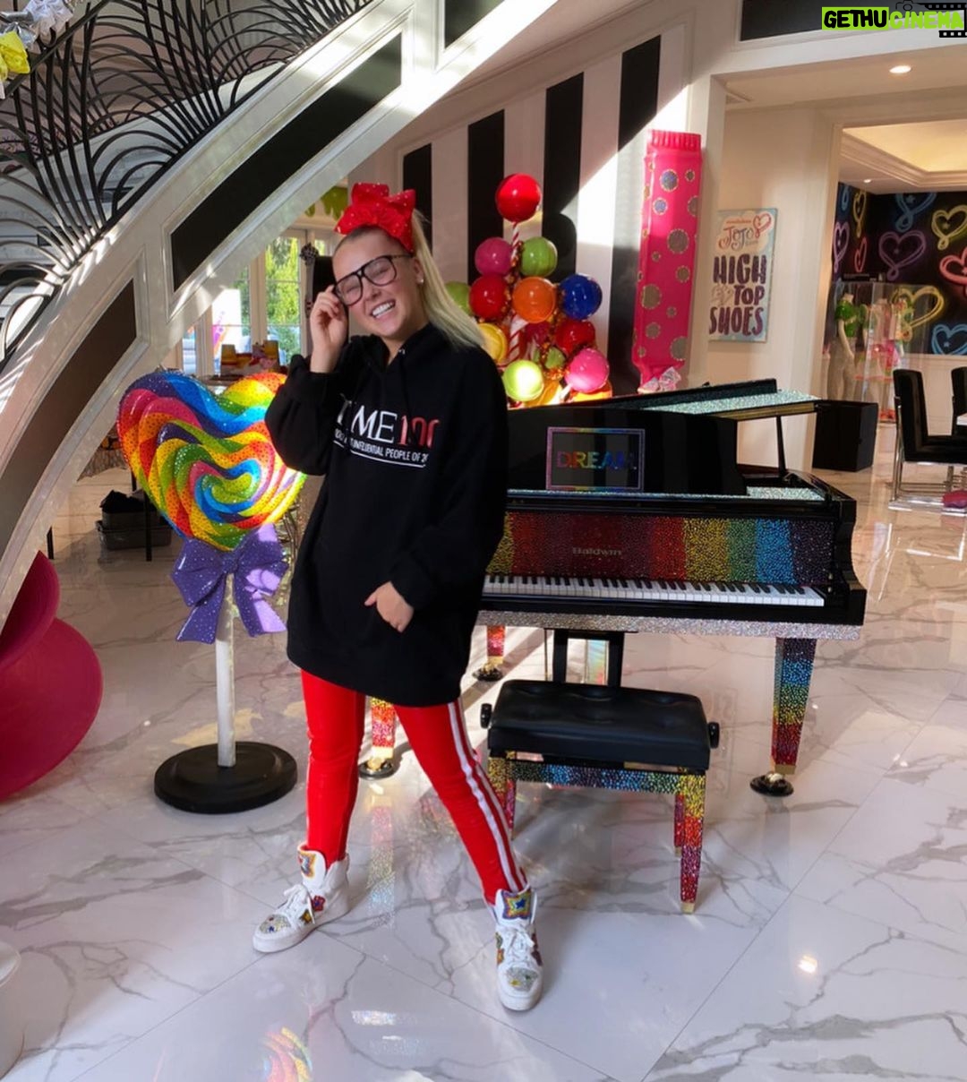 JoJo Siwa Instagram - My manager made me a hoodie and I’m OBSESSED with it!!! thank you @caryn.sterling ❤️ I’m literally going to LIVE in this hoodie!!✨ still can’t believe it. #Time100 🤍