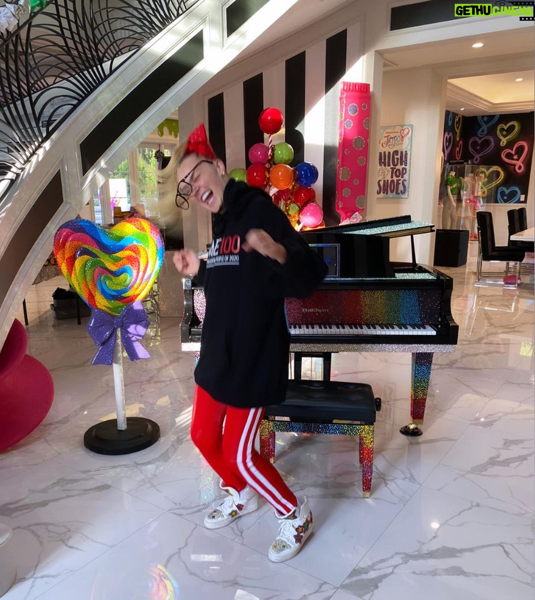 JoJo Siwa Instagram - My manager made me a hoodie and I’m OBSESSED with it!!! thank you @caryn.sterling ❤️ I’m literally going to LIVE in this hoodie!!✨ still can’t believe it. #Time100 🤍