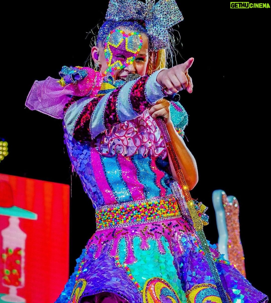 JoJo Siwa Instagram - BRISBANE! Thank you for an incredible 2 days!🎉 I got to do what I love in front of over 11,000 people! Next stop on D.R.E.A.M. The Tour.... SYDNEY!!!🇦🇺 See ya soon!