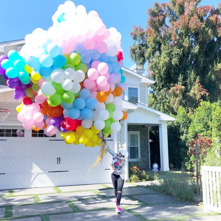 JoJo Siwa Instagram - How many balloons do you think this is??🎈👇🏼🌈 Following people who guess right!!🤟🏼💕 (btw I think this is my second favorite video ever, my first favorite is OUT NOW! LINK IN MY BIO!)😁