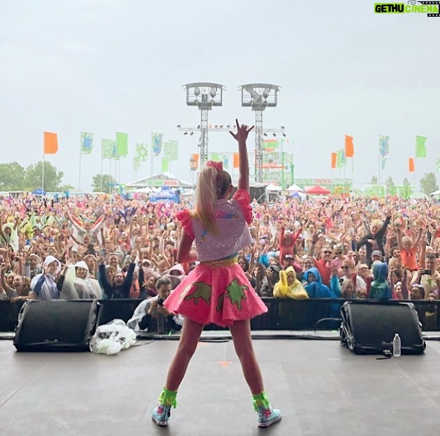 JoJo Siwa Instagram - I LOVE YOU!!!💕💚🤟🏼 2 MILLION VIEWS ON “HIGH TOP SHOES” IN 2 DAYS!! You guys are epic!!!💥 Link in my bio to watch it again!!!