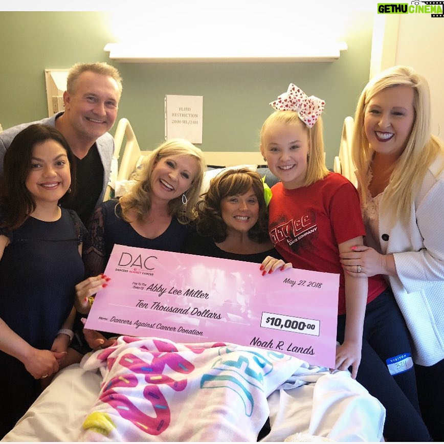 JoJo Siwa Instagram - In case you missed the video, When I went to visit Abby I gave her lots of surprises, But the best surprise there was happened with the help of @imadanceragainstcancer ❤️ We gave Abby a donation of $10,000!💕 If you wanna see us visit her and go surprise her the link is in my bio❤️ Love you @therealabbylee