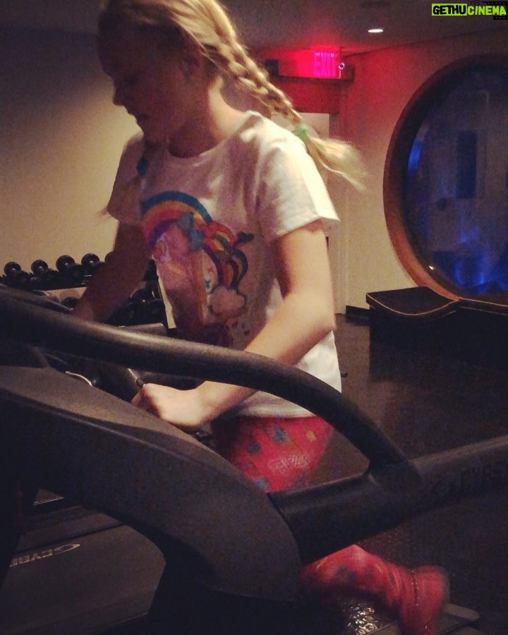 JoJo Siwa Instagram - So excited for the Macy’s Thanksgiving Day Parade!! Jogging and singing to work on my stamina!!!! #workhardeveryday 🎀🎤💜