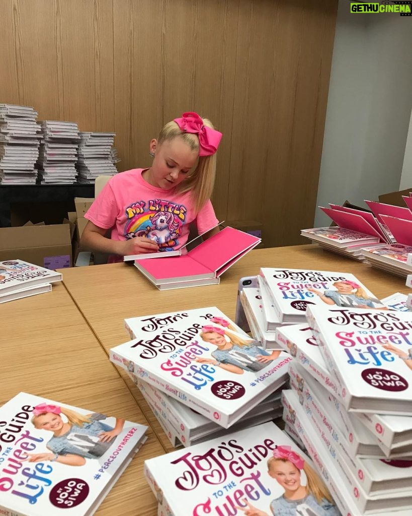 JoJo Siwa Instagram - So EXCITED for my book to come out tomorrow !!!! Giving away more signed copies tonight !!!! Post a picture with your book preorder and #jojosguide #jojosguide 🎉🎉🎉🎉🎉🎉